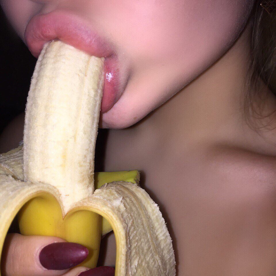 Девушка с бананом во рту