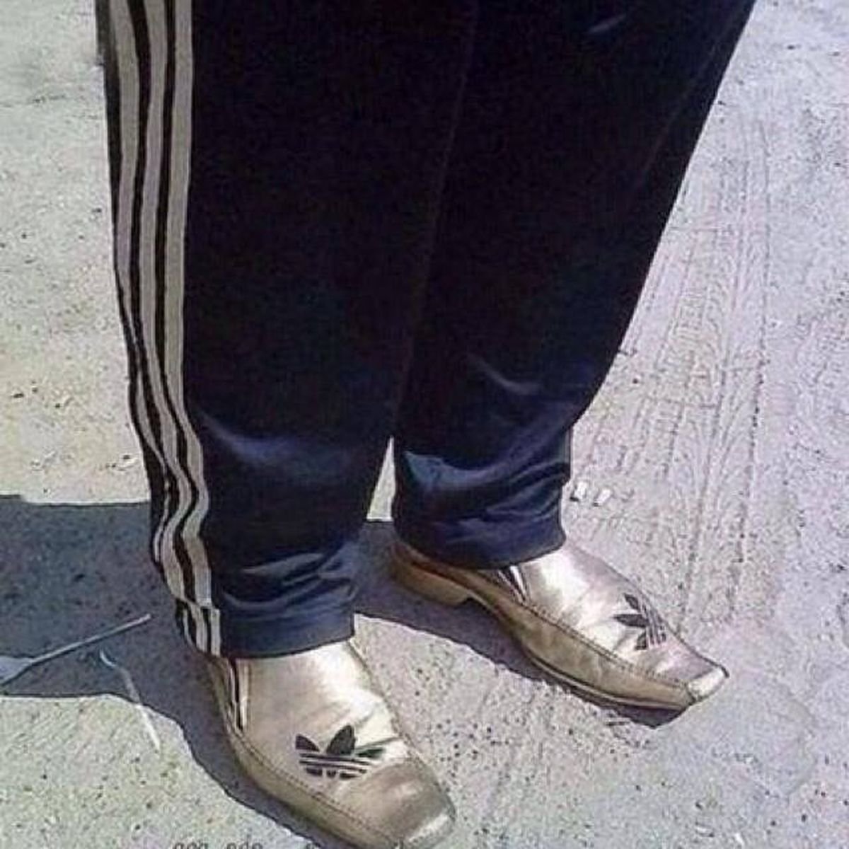 Спортивные штаны заправленные в носки