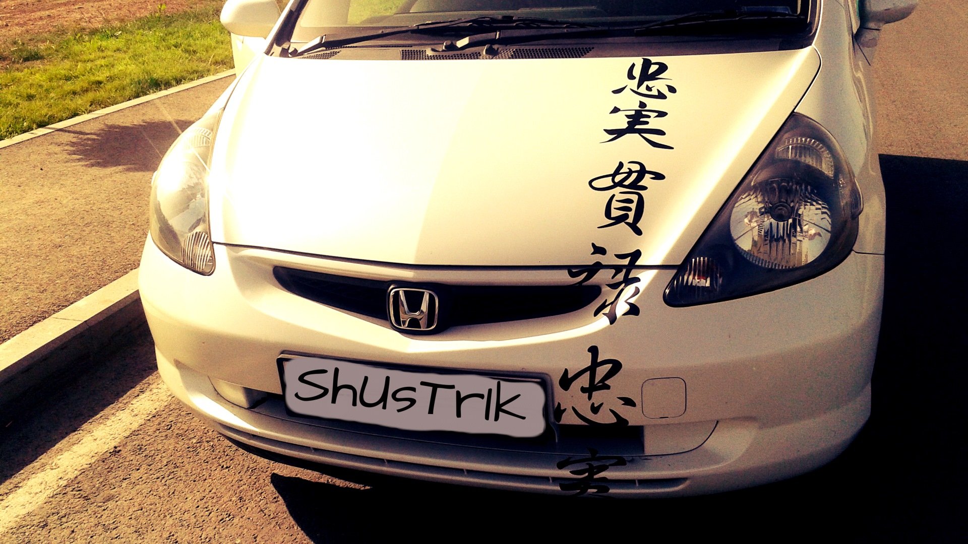Иероглифы на машине. Японские иероглифы на авто. Иероглифы на машину. Иероглифы на капот. Аэрография иероглифы.