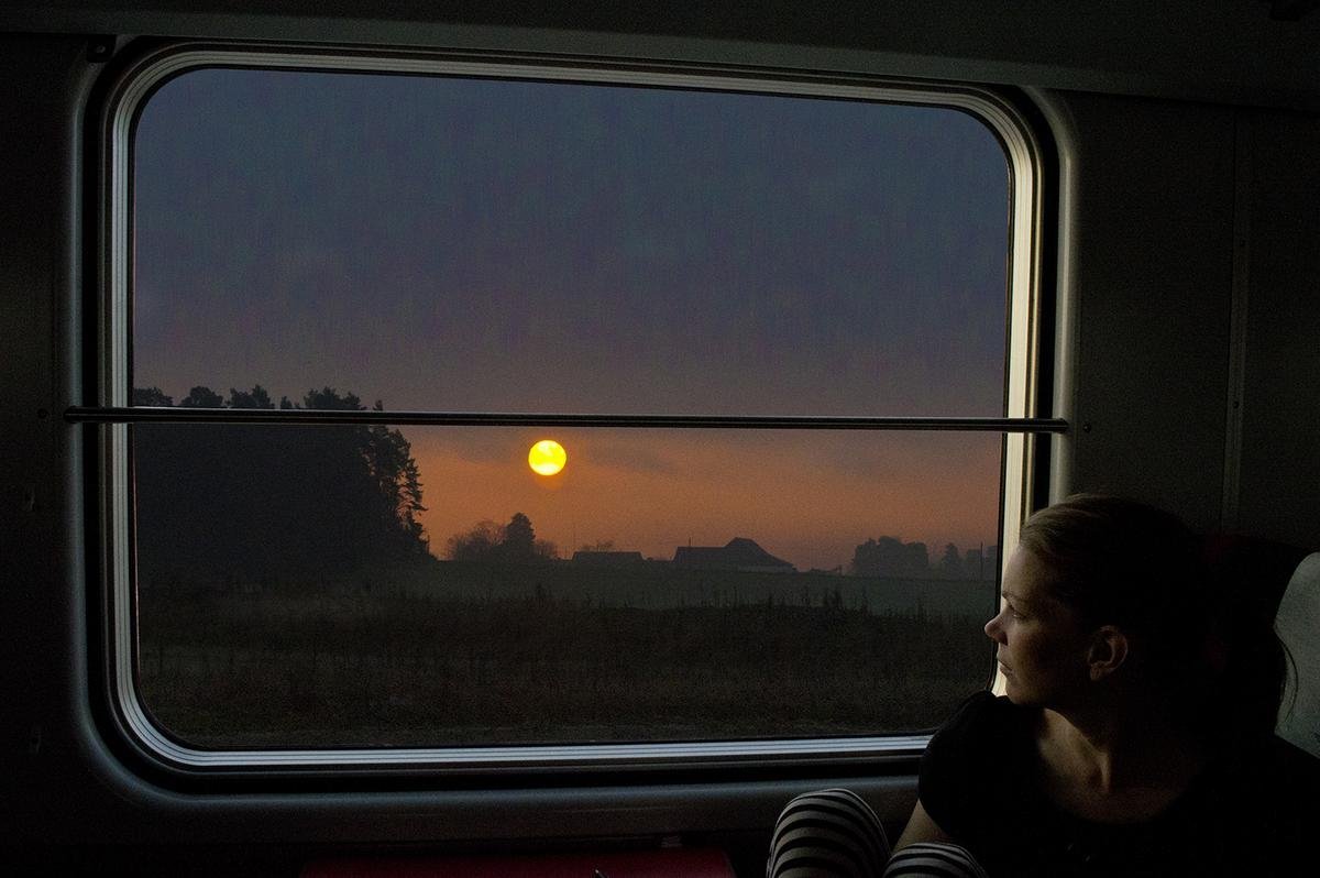 Красивый вид из окна поезда