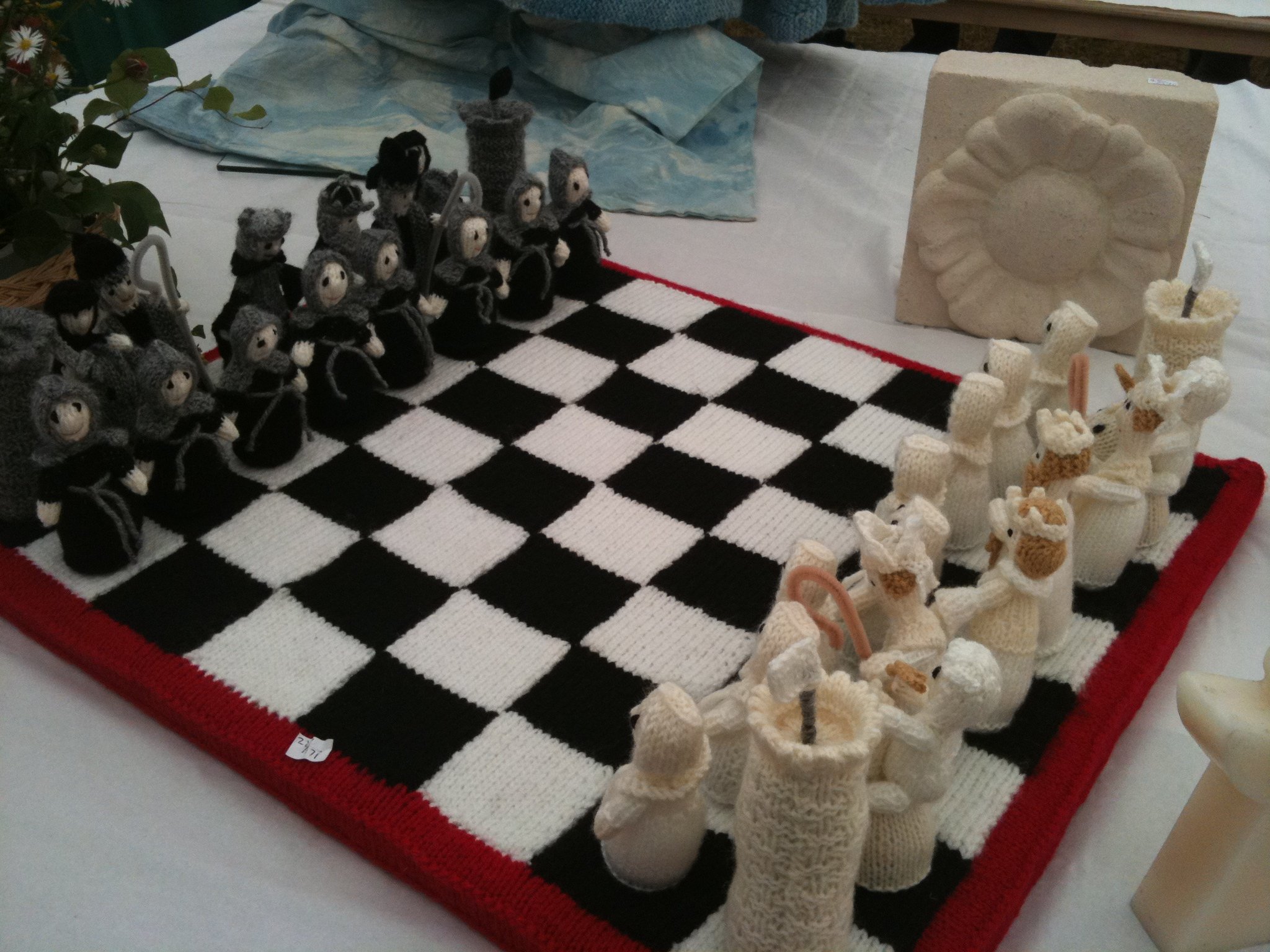 Создание шахматной доски. Вязаные шахматы. Вязаные шахматные фигуры. Вязаные шахматные фигурки. Вязаные шахматы мастер класс.