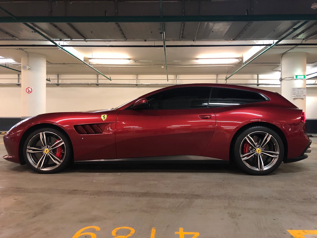 Ferrari gtc4lusso красный