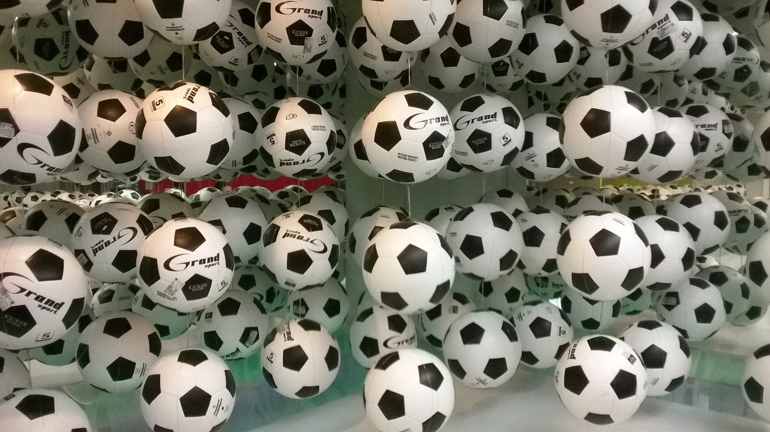 Рандомайзер футбольных. Куча футбольных мячей. Коллекция футбольных мячей. Мячики футбольные много. Ткань футбольный мяч.