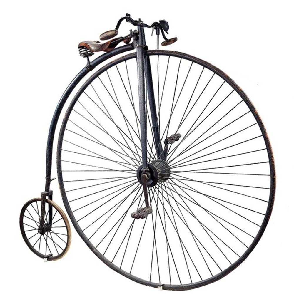 Старинный велосипед с большим передним колесом