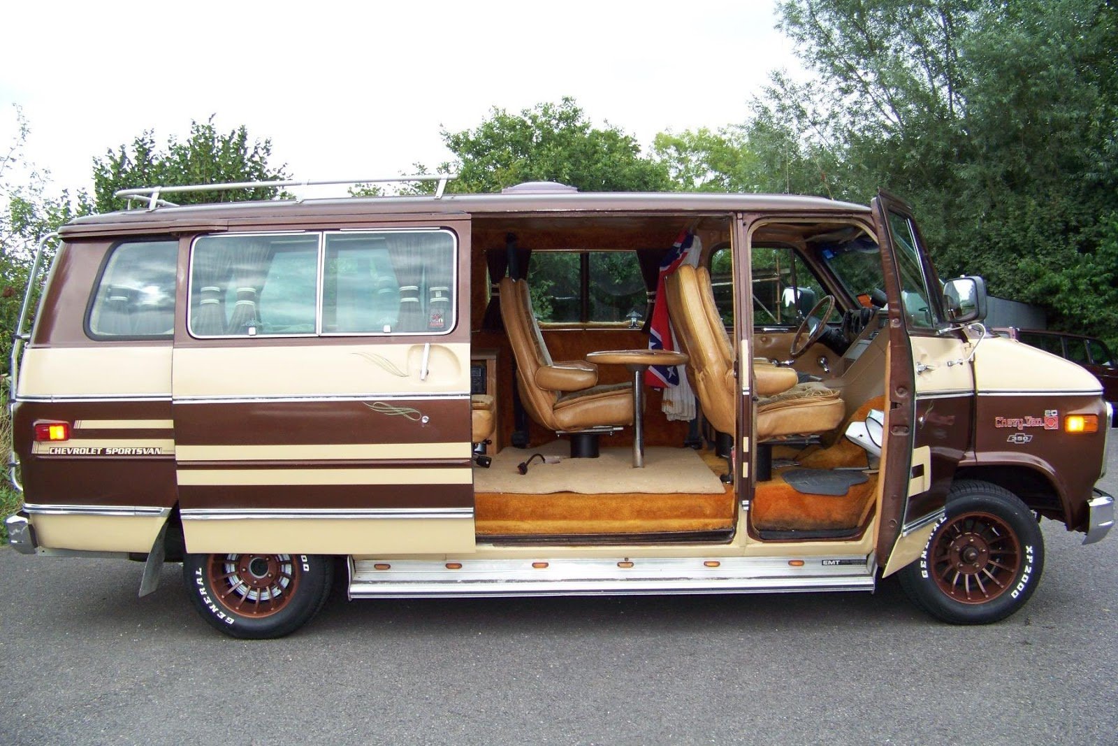 Микроавтобус это легковой автомобиль. Chevrolet van g20 салон. Фургон Форд Ван. Chevrolet van 1969. Шевроле Ван 1980.