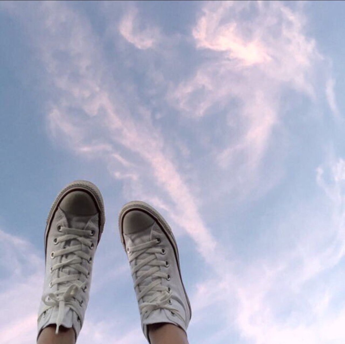 Ноги на фоне неба