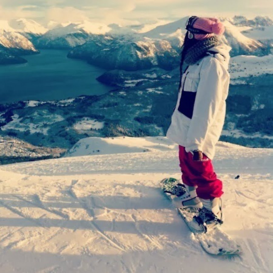 Девушка на сноуборде в горах