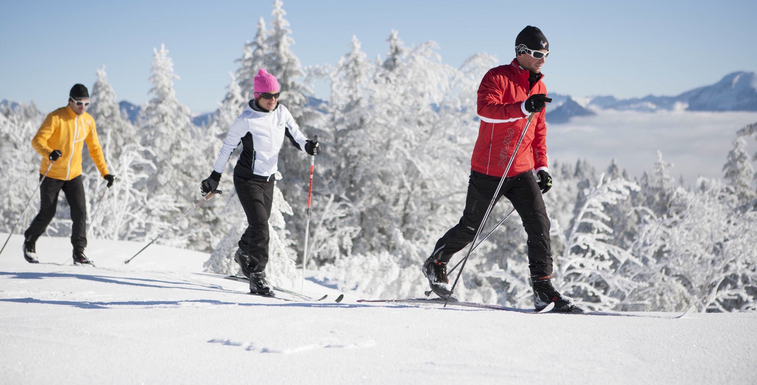 Зимние занятия спортом. Лыжная прогулка. Катание на лыжах. Занятия на лыжах. Человек на лыжах.