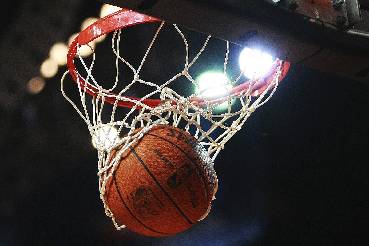 Красивое эстетичное баскетбольное кольцо с мячом