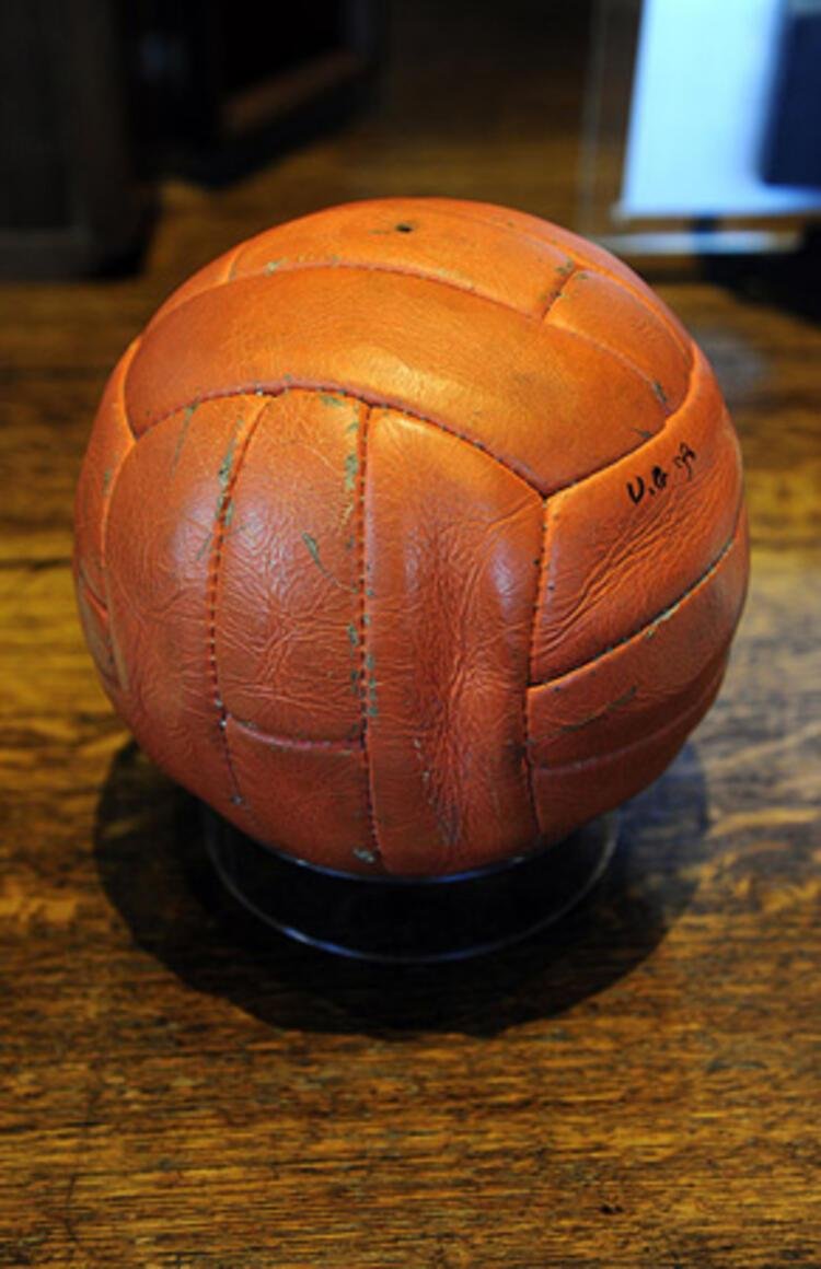 Самый старый футбольный мяч