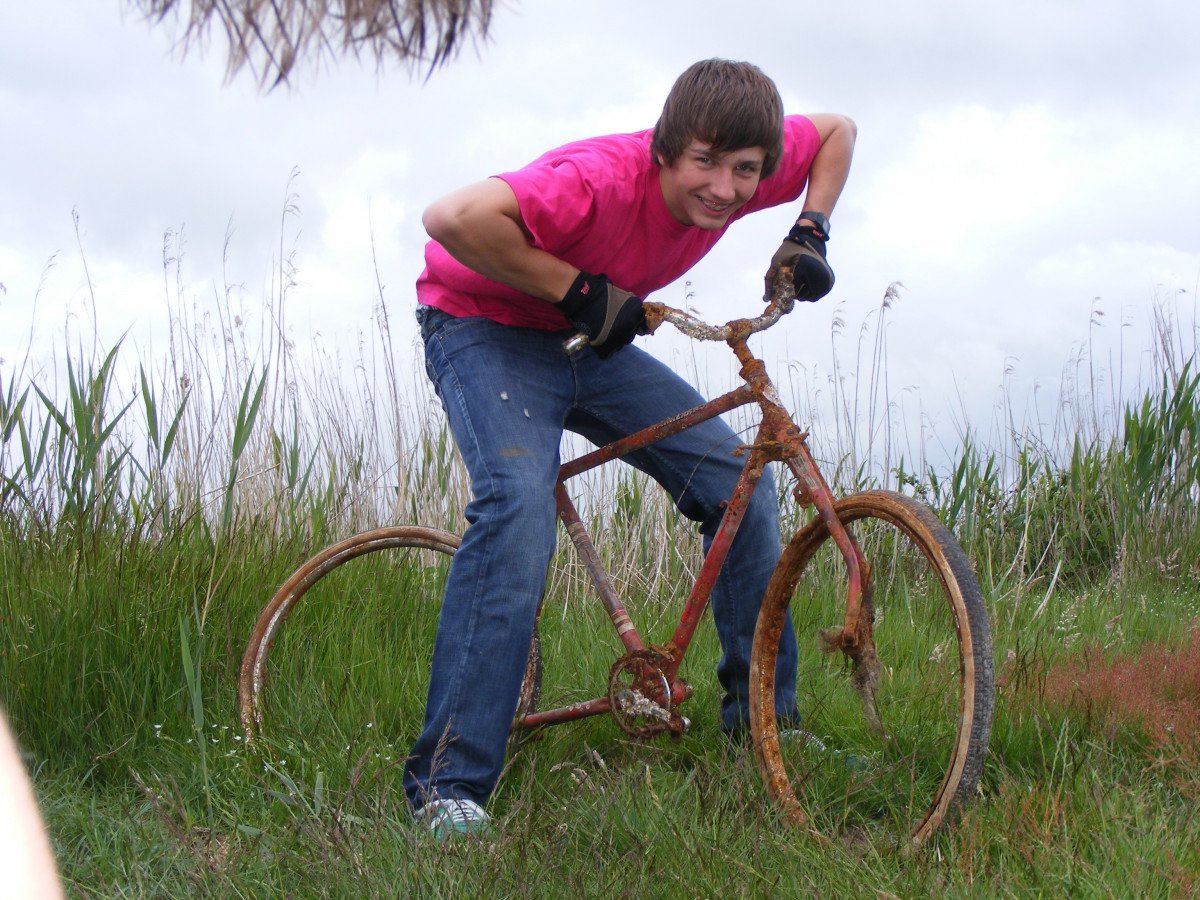Подросток на велосипеде