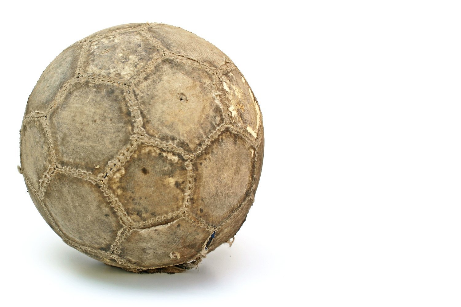 Первый мяч в футболе. Футбольный мяч. Старый футбольный мяч. Старинный мяч. Рваный мяч.