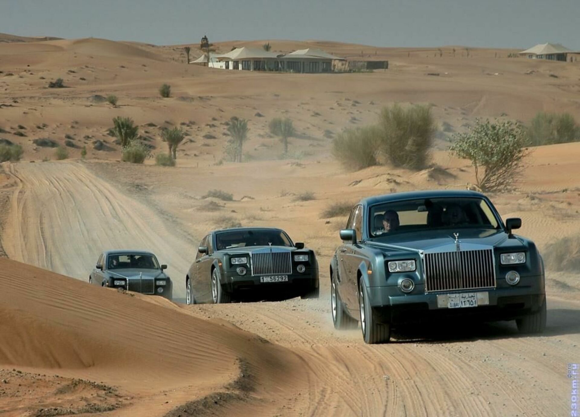Роллс Ройс Дубай пустыня. Роллс Ройс шейха. Машина в пустыне. Машина для пустыни.