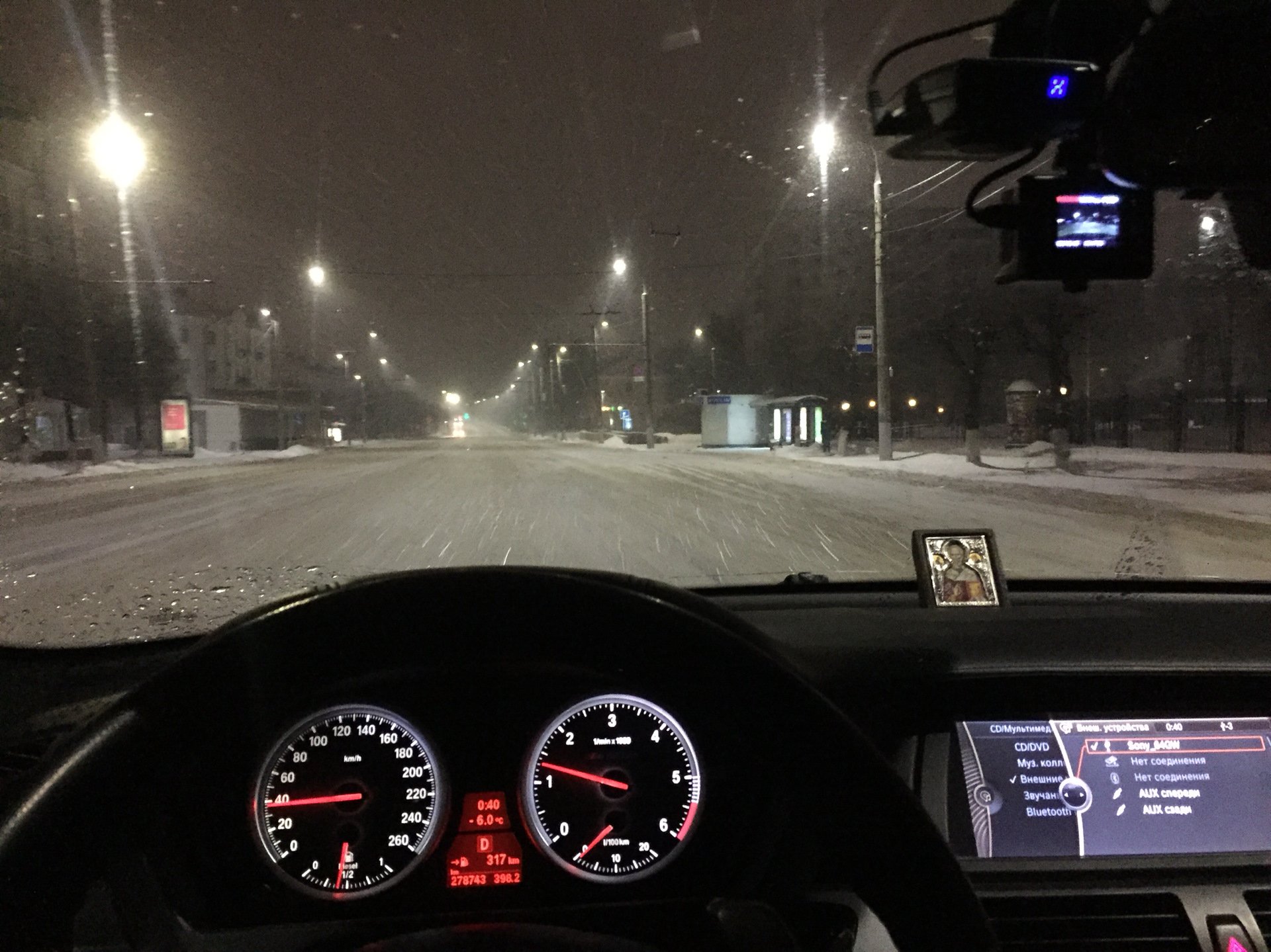 Машина катится на скорости. За рулем е 60. За рулем BMW x5 e70 ночью. Зимнее ночные покатушки на Митсубиси Лансер 10. БМВ е39 за рулём зима ночь.