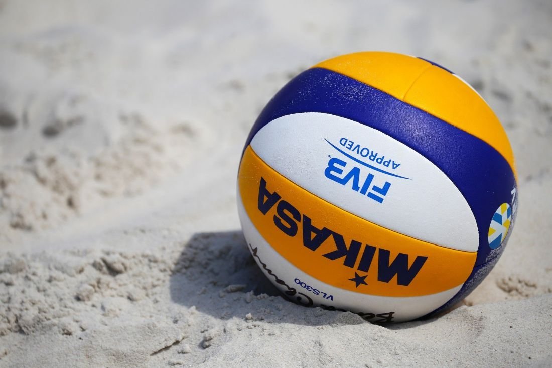 Волейбольный мяч на песке
