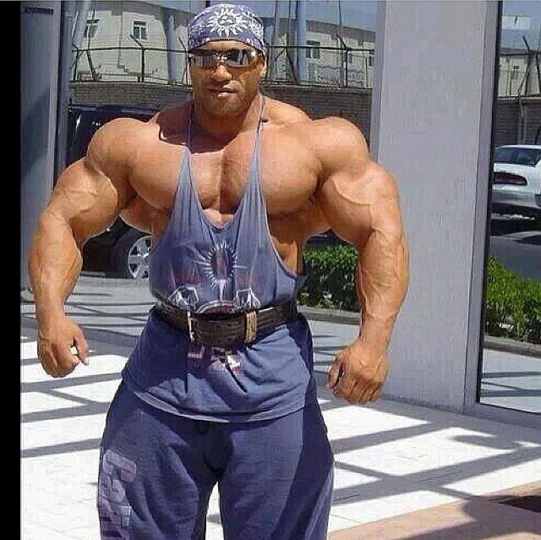 Бодибилдеры в костюмах