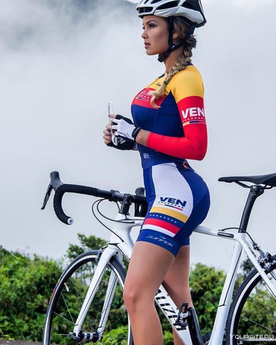 Велосипедистка Анастасия Полянская
