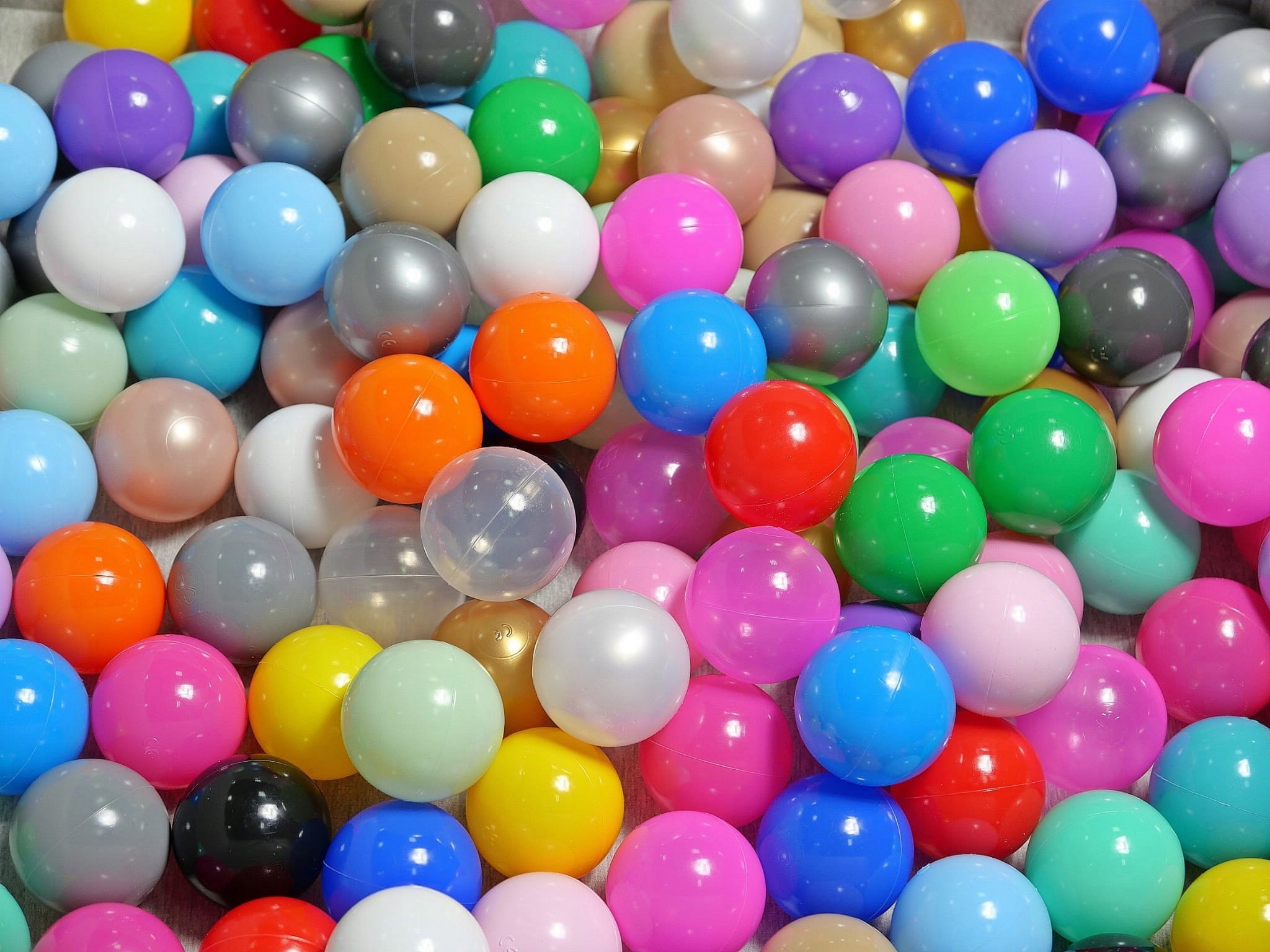 Какие шарики купить. Пластмассовые шарики. Разноцветные шарики. Шарики пластиковые для сухого бассейна. Мячики для сухого бассейна.