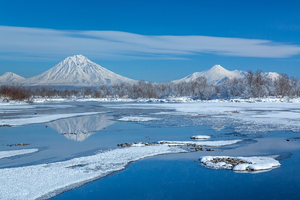 Вулканы в Петропавловске Камчатском зимой