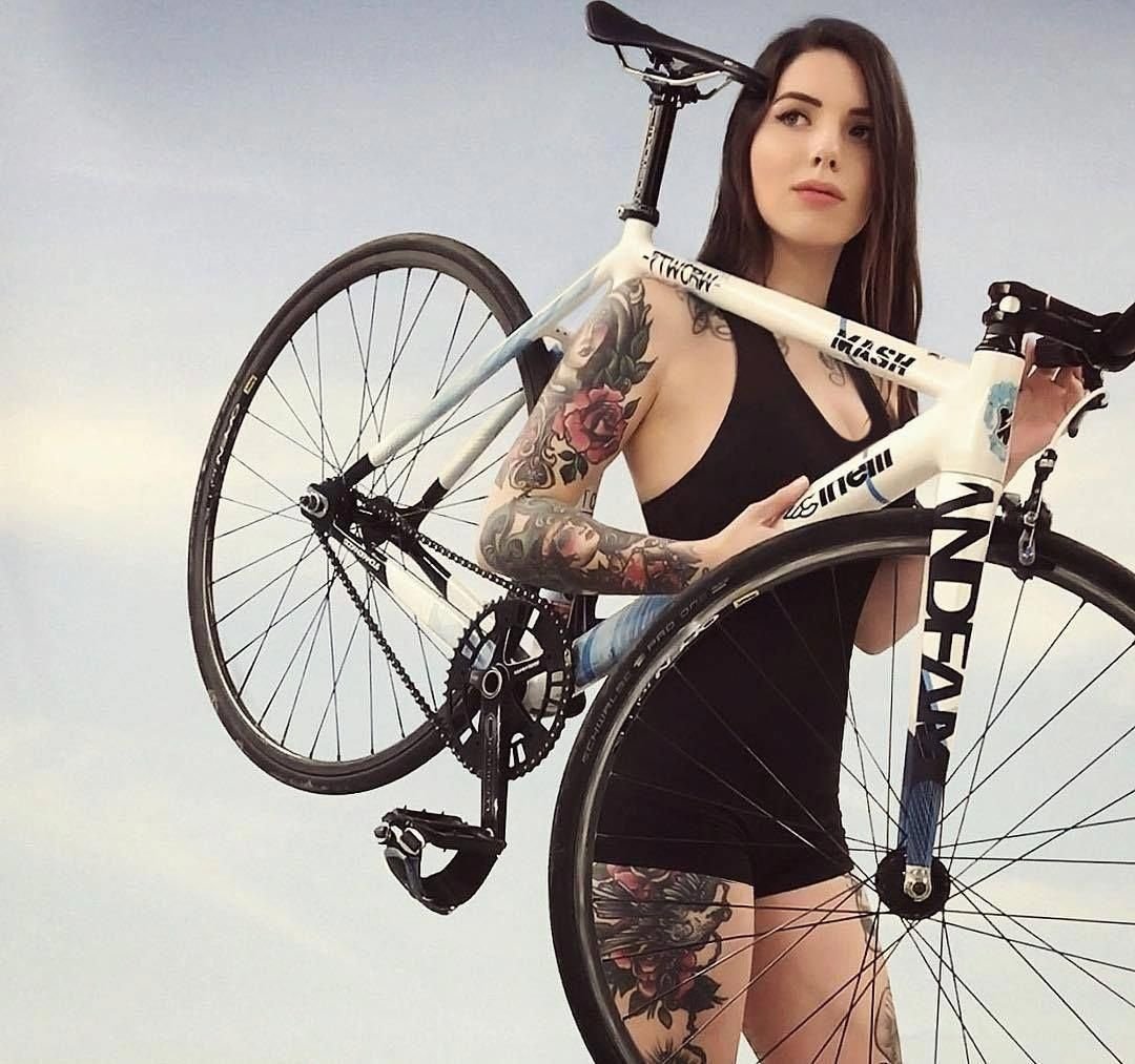 Велосипед необычный девушки