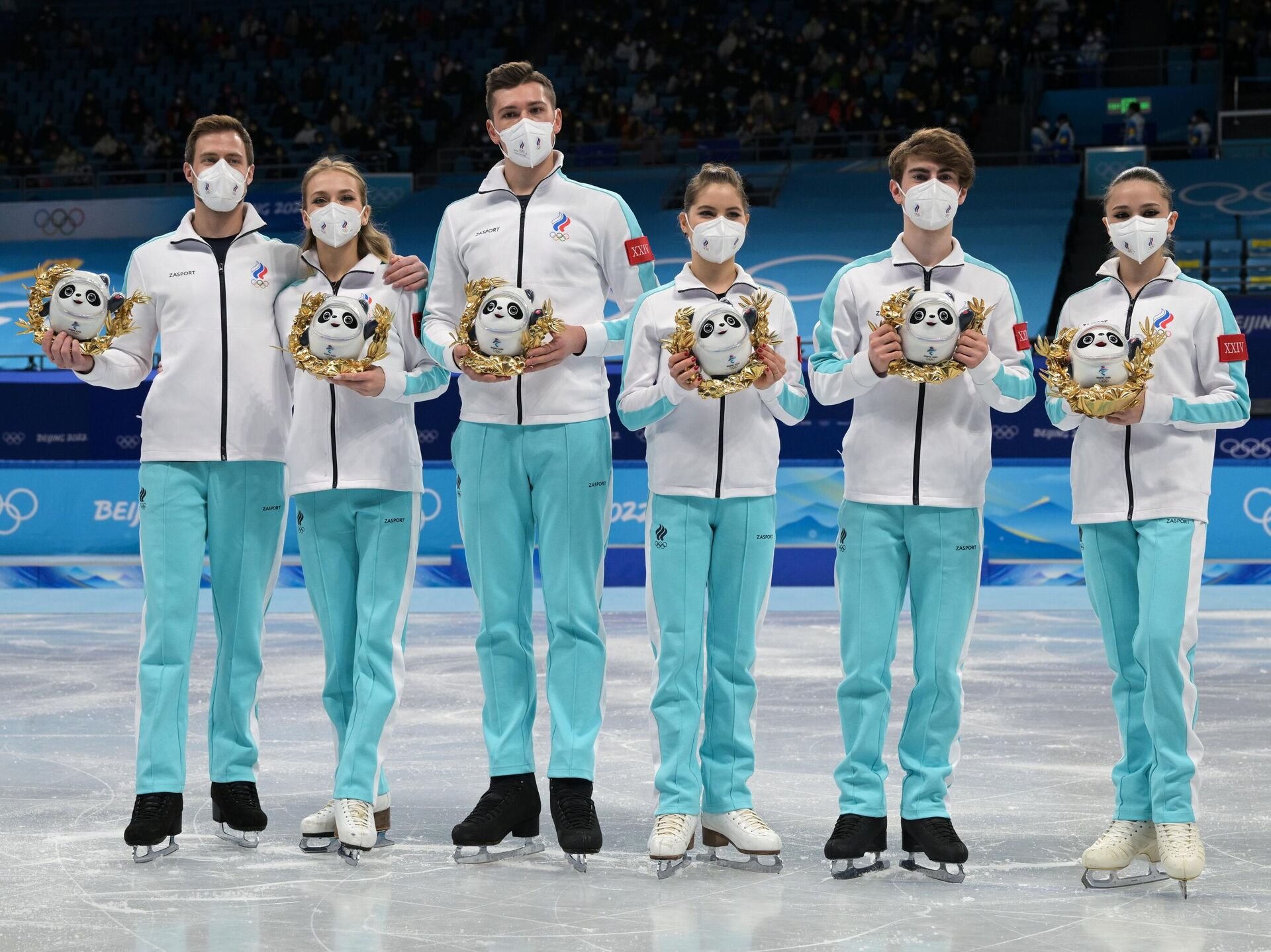 Победители на олимпийских играх получали в награду. Команда фигуристов на Олимпиаде 2022.