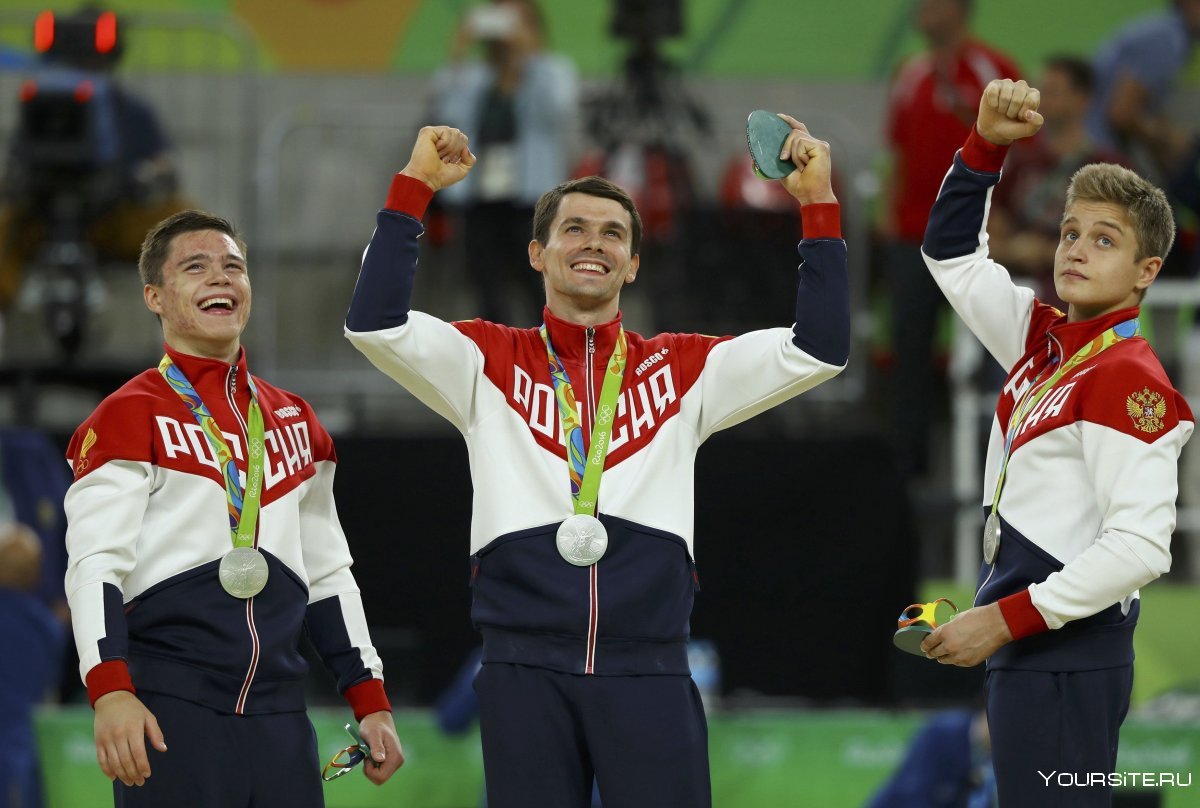 Спортсмены олимпиады 2014. Спортсмен с медалью. Награждение спортсменов. Спортсмены на пьедестале.