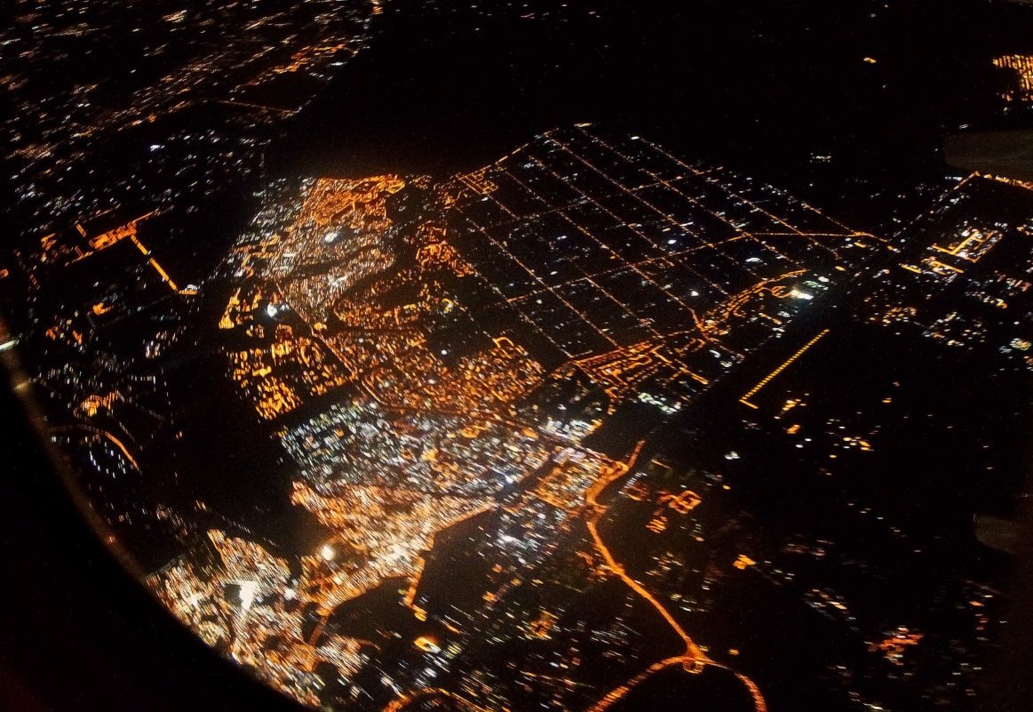 Ночной Санкт-Петербург из иллюминатора самолета