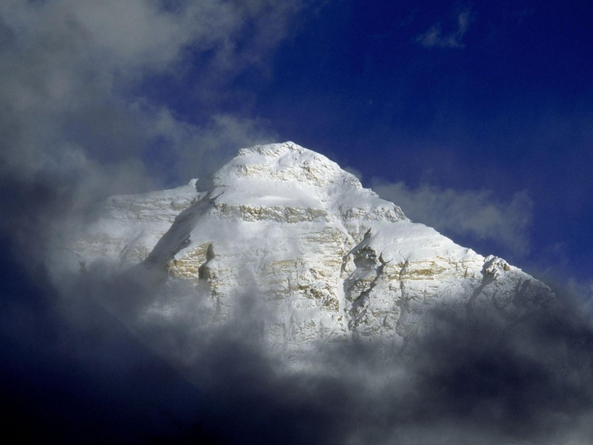 Вершина Джомолунгма Эверест из космоса