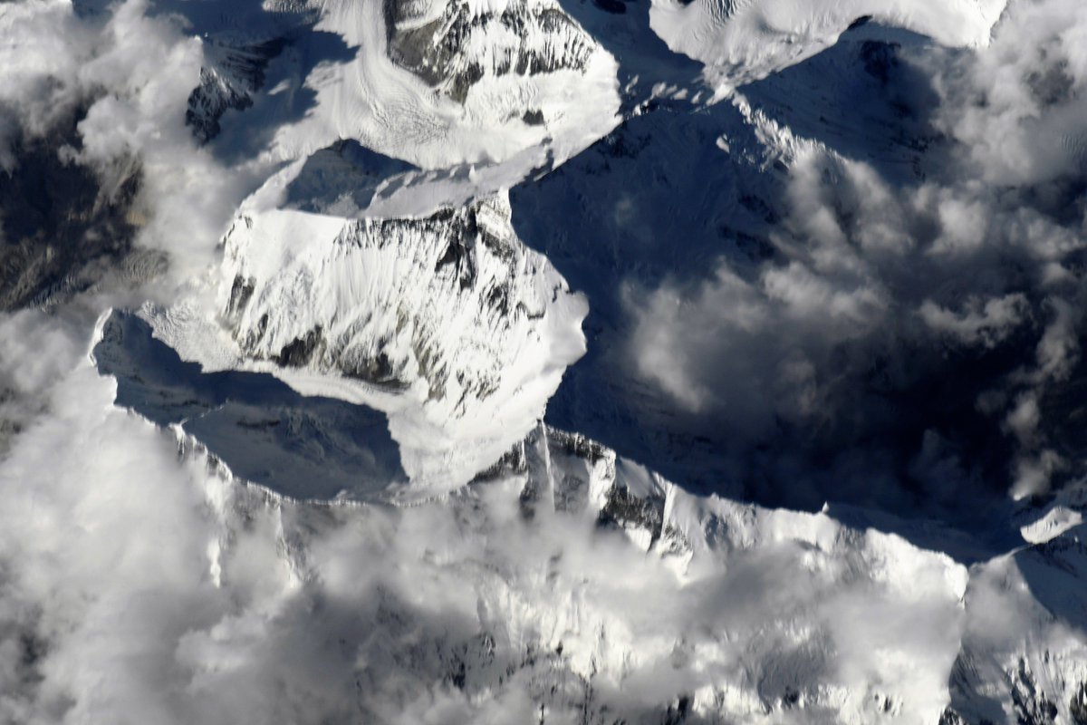 Вершина Джомолунгма Эверест из космоса