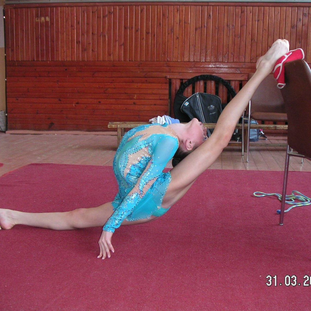 Маленькая гимнастка на шпагате