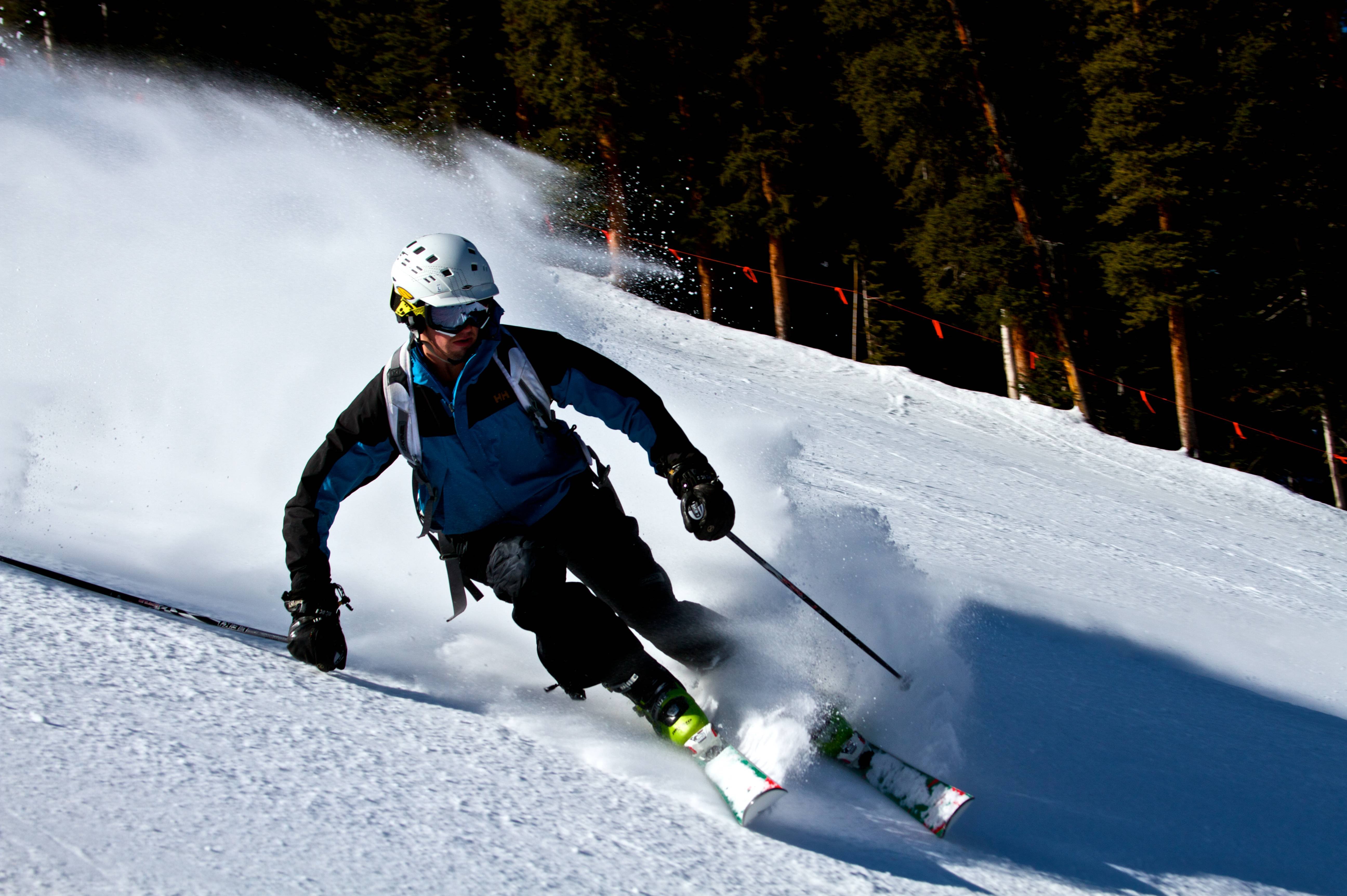 Завал лыжников. Горнолыжный спорт. Горные лыжи. Лыжник на склоне. Спуск на горных лыжах.