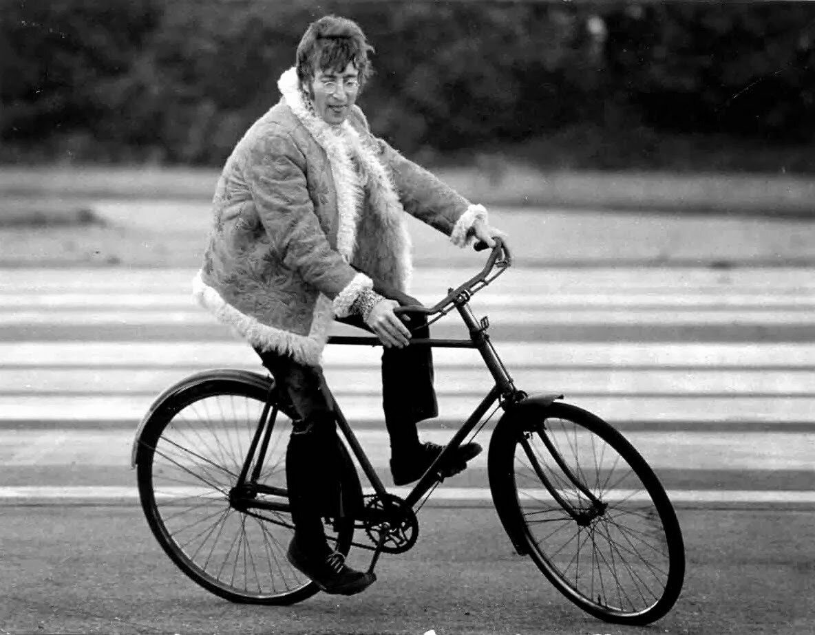 Джон Леннон на велосипеде