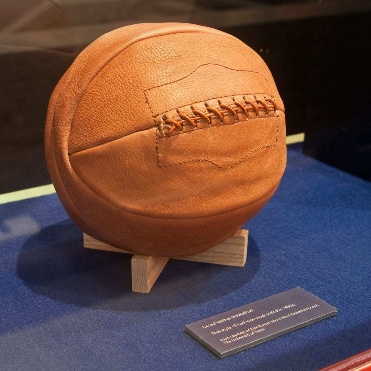 Самый первый баскетбольный мяч