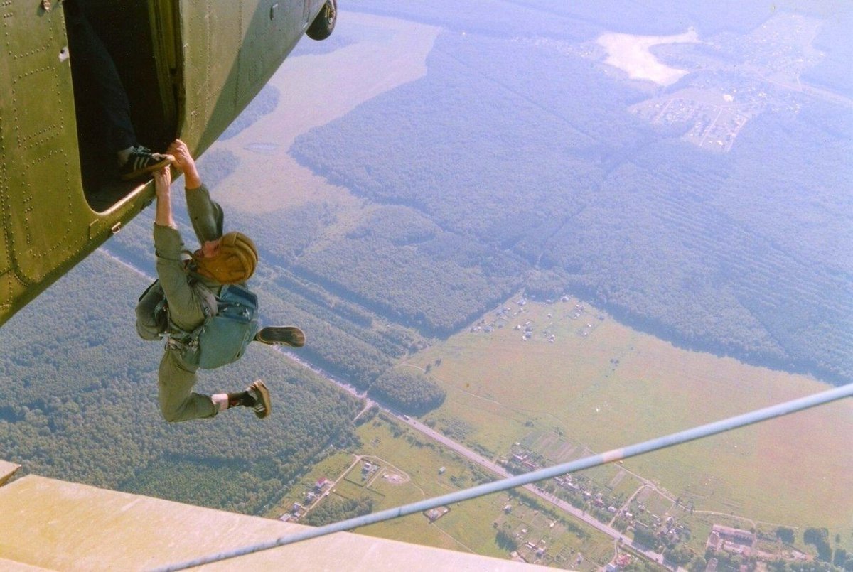 Прыжок с десантным парашютом
