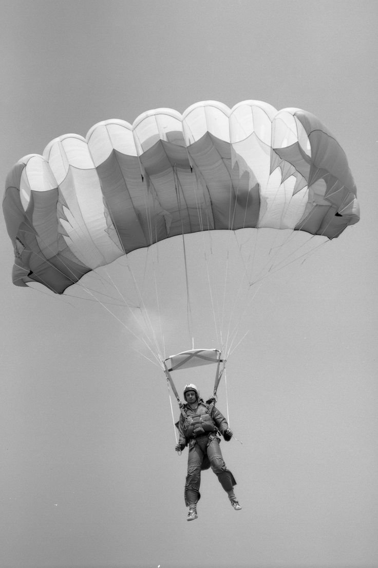 Человек с парашютом
