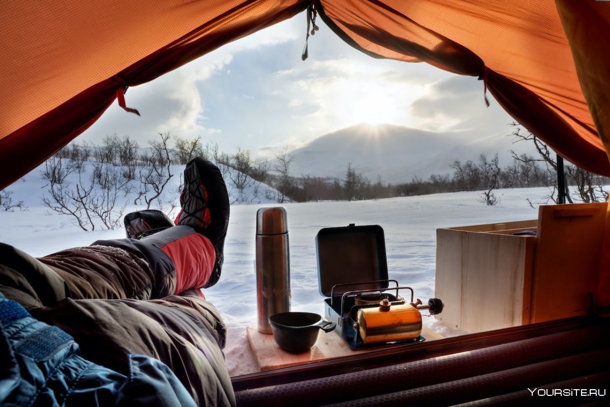 Уютная палатка в зимнем лесу