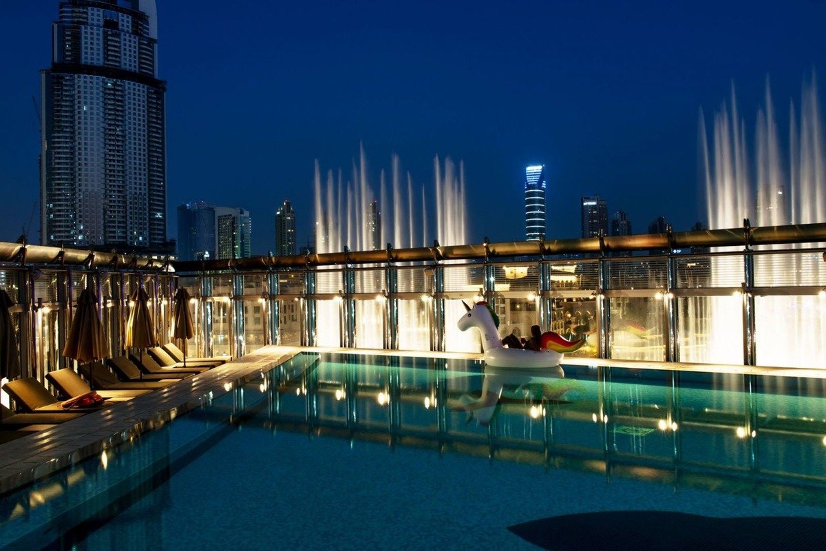 Отель в дубай халифа. Бурдж-Халифа Дубай бассейн. Бурдж Халифа бассейн. Отель Armani в Бурдж Халифа. Армани Хотелс Дубай.