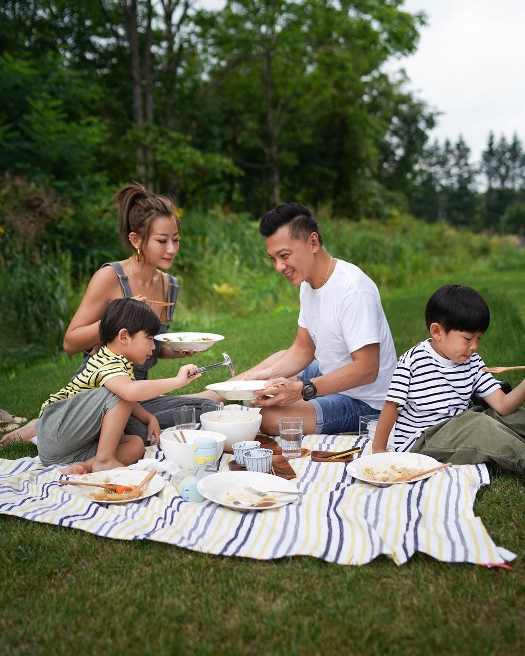 Пикник 1 3. Семья на пикнике. Семейный пикник на природе. Пикник с семьей на природе. Фотосессия пикник на природе семьей.