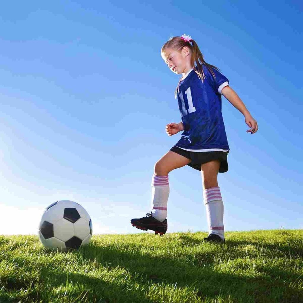 Девочка играет в футбол