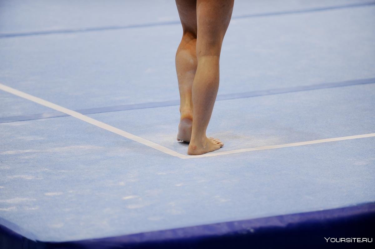 Нога на ногу гимнастки
