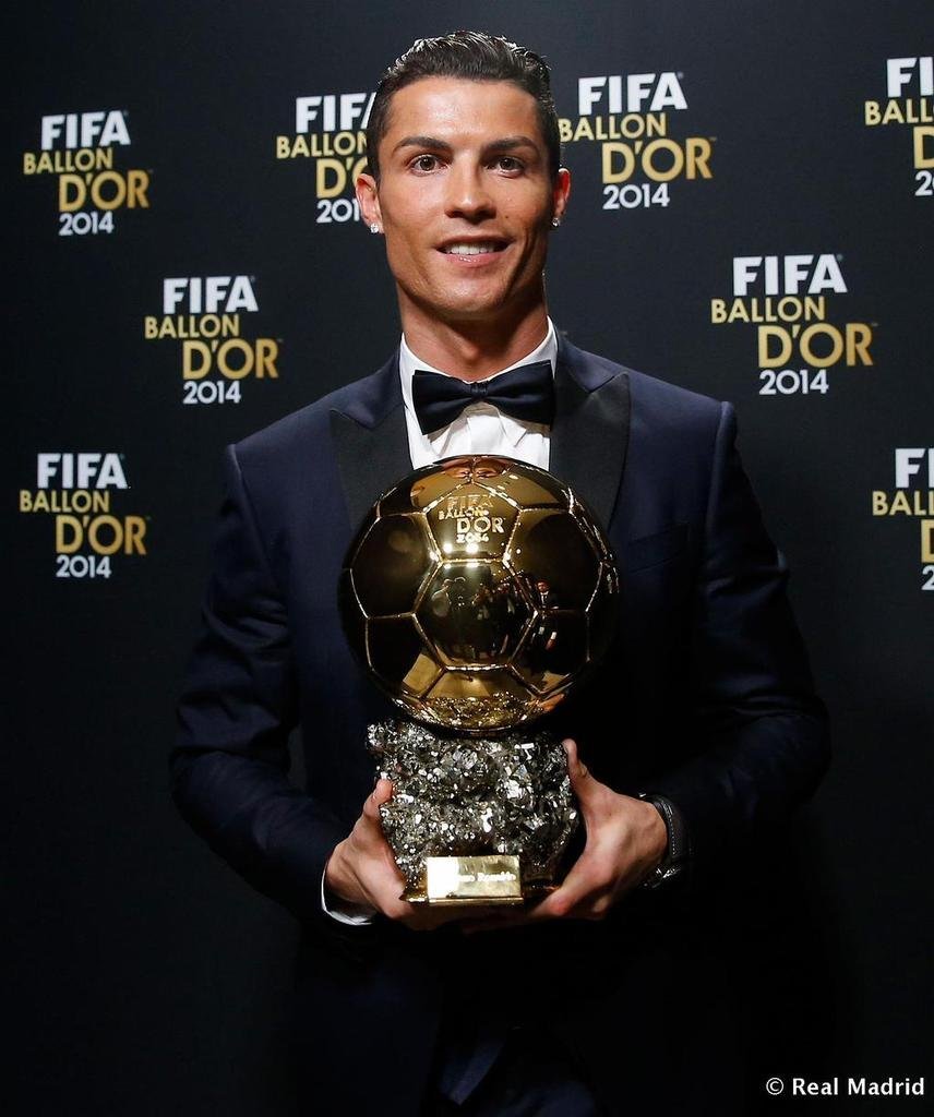 Кто первый получил золотой. Роналдо золотой мяч 2016. Кристиано Роналдо с золотым мячом. Криштиану Роналду 2014 золотой мяч. Криштиано Роналдо Реал Мадрид золотой мяч.