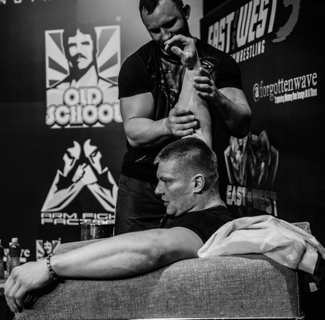 Чемпион мира по армрестлингу акимбо