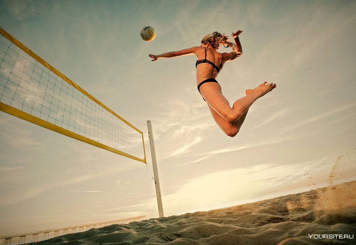 Красивый прыжок. Пляжный волейбол. Волейбол на пляже. Летний спорт.