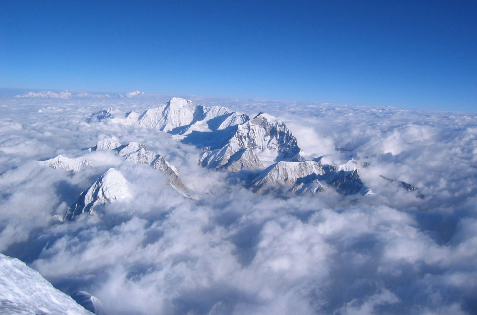 Маунт эверест. Эверест Джомолунгма. Вид с Джомолунгма Эверест. Гора Эверест вид сверху. Гора Эверест вит с горы.