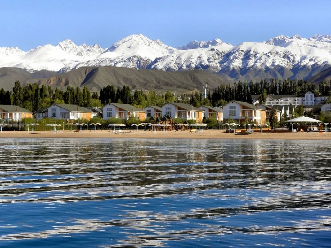 Курорты иссык куля. Иссык-Куль Киргизия. Озеро Иссык-Куль Киргизия. Исилькуль озеро Киргизия. Киргизия озеро исыкуль.