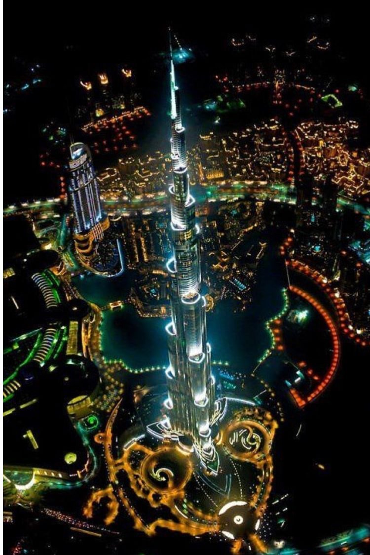 Небоскрёб Бурдж-Халифа в Дубае салют