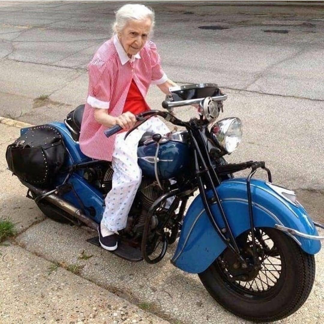 Старушка на мотоцикле