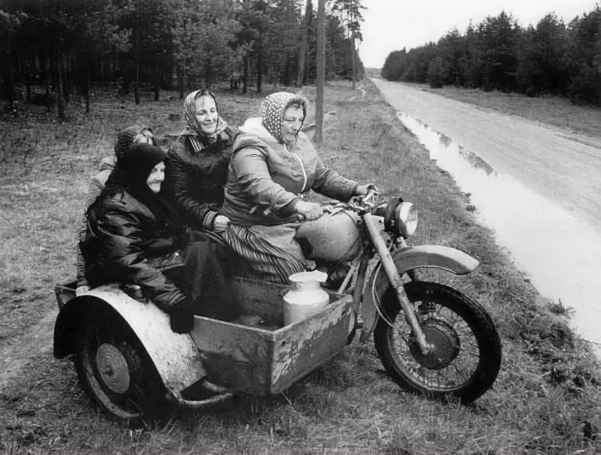 Мотоцикл с люлькой Урал деревня