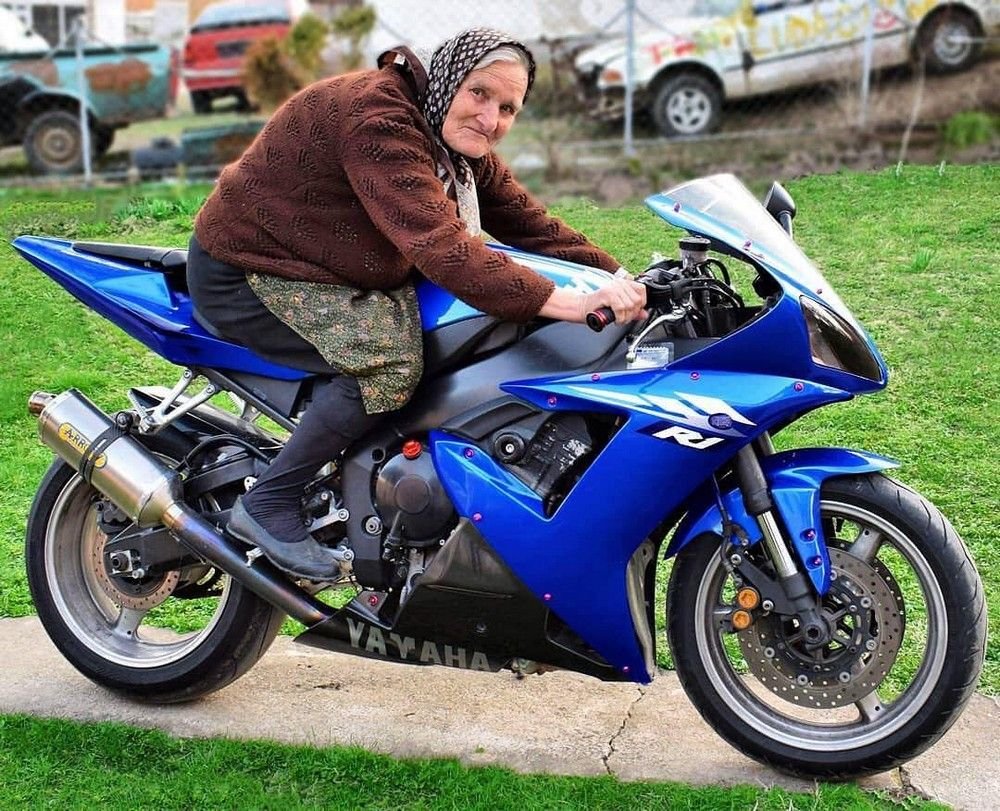 Бабка на мотоцикле