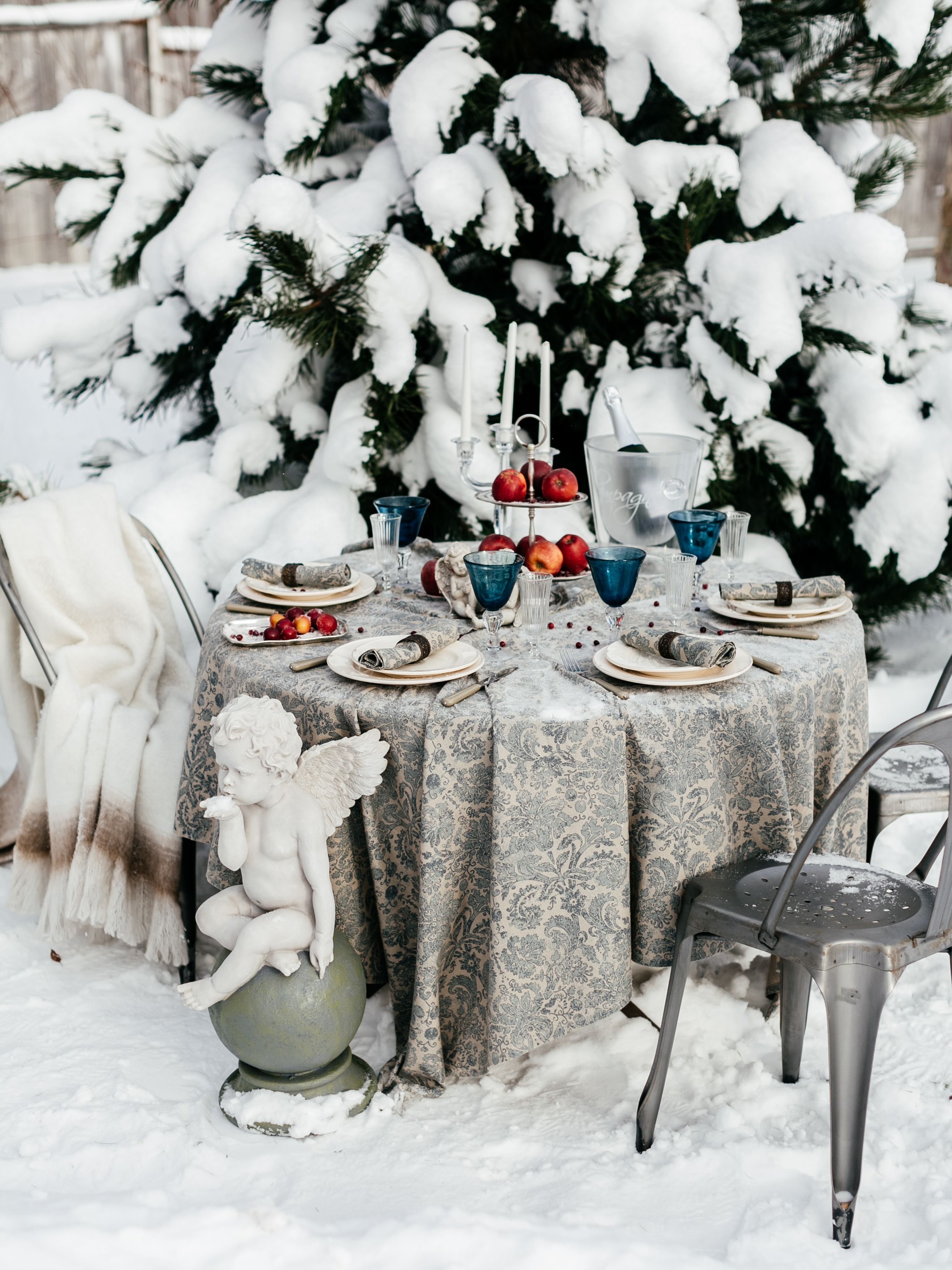 Зима обед. Зимняя сервировка. Зимняя сервировка стола. Зимний декор стола. Накрытые стол в зимнем лесу.